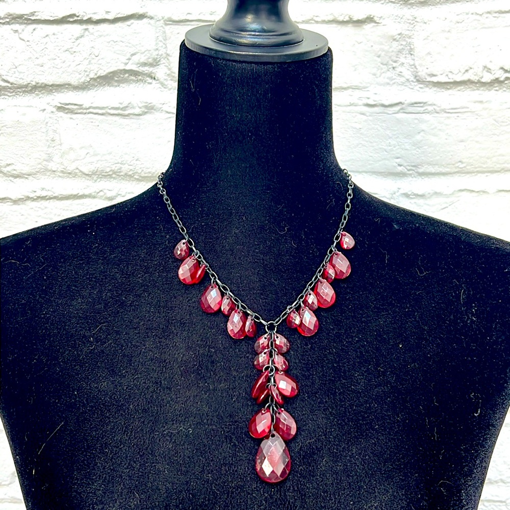 ♥️ XXI Garnet Colored Plastic Stone & Black Metal  Drop Necklace